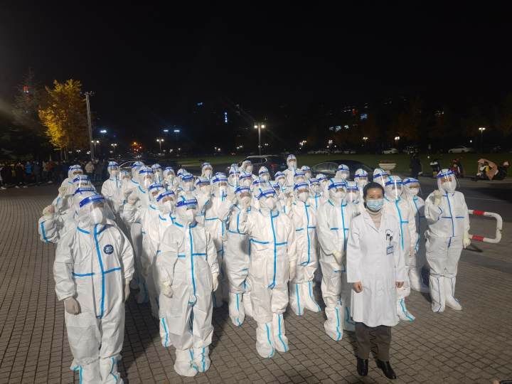 核酸|杭师大附属医院昨夜集结50人赶赴核酸检测采样现场