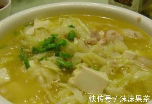 白菜炖豆腐做得不好吃那是你没用对方法，这样做上桌连汤都不剩