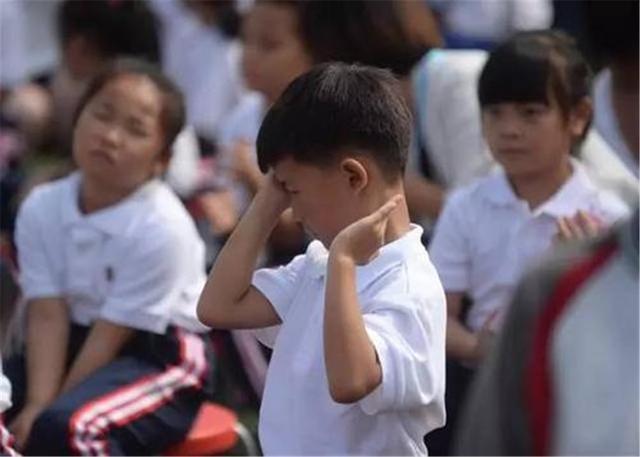 题目|“为啥判我孩子错?”10-8=2被打叉家长质问,老师:全班没人做对