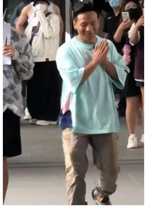 综艺|宋小宝录制新综艺,被粉丝围观开心比耶,和路人打招呼超接地气