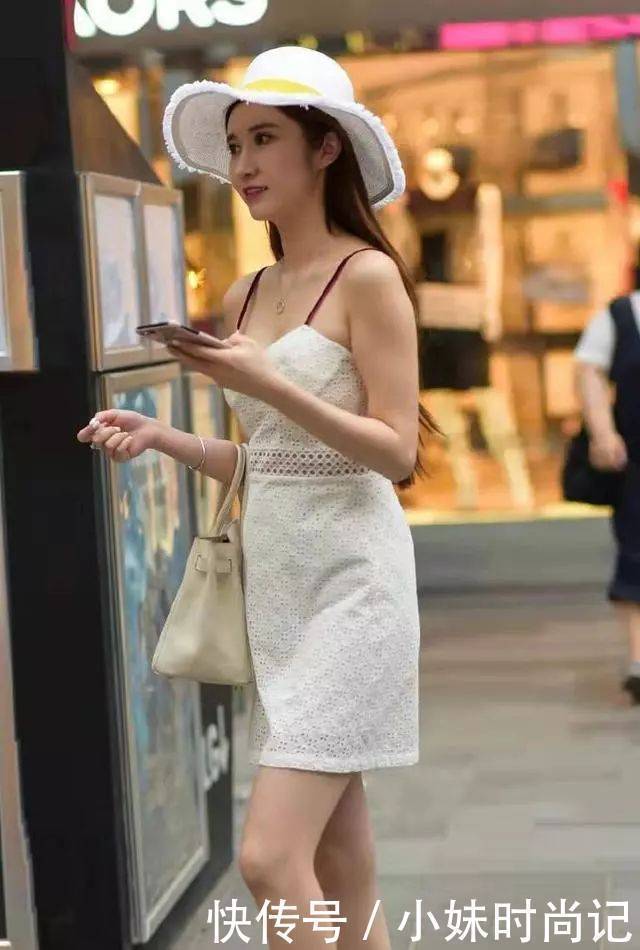 街拍:想要穿得温柔淑女一些,试试吊带连衣裙+大圆帽,真是俏皮又可爱