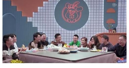 脫口秀門檻有多低？不背詞不說，連段子都有人幫著寫