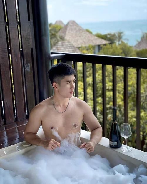 鲜嫩|鲜嫩型男爱健身+运动,挥洒青春汗水雕琢肌肉,胸肌和臂肌很有料