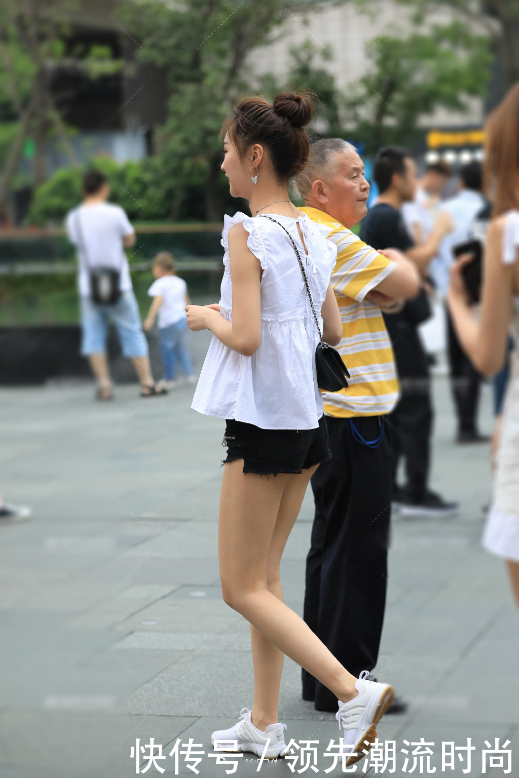 小姐姐|街拍:黑白经典搭配的精致小姐姐,肤白貌美,丸子头清新可人!