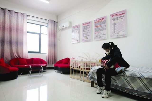 母婴|女子在地铁上喂母乳,被旁边男子指责不体面,妈妈当场回怼太解气