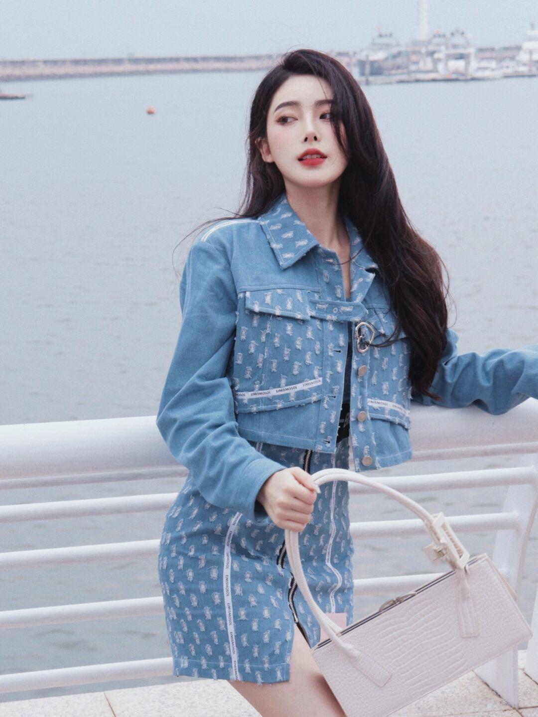 时髦 冬季会穿“牛仔套装”更时尚,拒绝扮嫩,又酷又飒才是真的美!