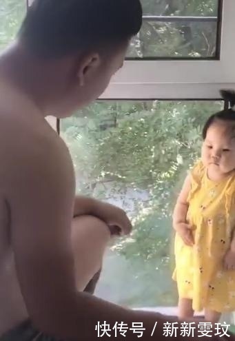 表妹|13个月姐姐打表妹后，竟被舅舅罚站，一脸委屈的小表情萌翻了