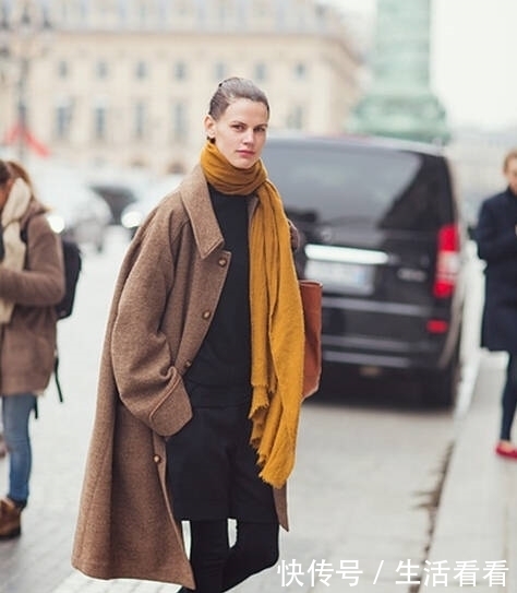 灰色大衣|原来围巾和大衣这么配,让你轻松撩到男神!女人最热爱的就属它了