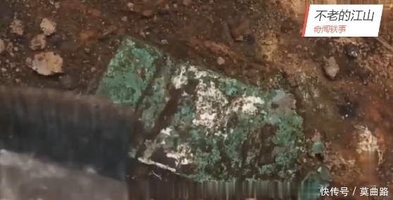 村民挖掘“龙骨”卖钱,却意外挖到古墓,专家:终于找到他的墓了