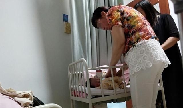 护士|发现新生儿小屁屁上有“淤青”,老公想找护士理论,最后暗暗庆幸