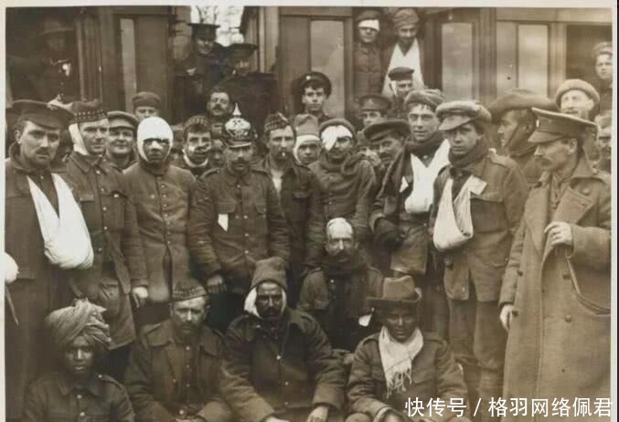 次世界大战|一战时期残忍老照片,士兵眼睛被毒气伤害,图6用骆驼运伤员