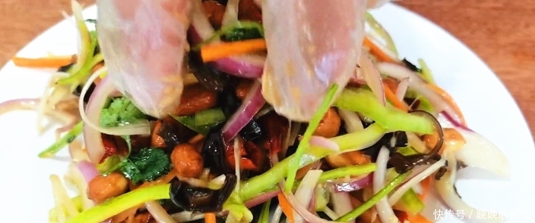 老虎菜怎么做才好吃,原来是有技巧的,看饭店大厨是怎么做的