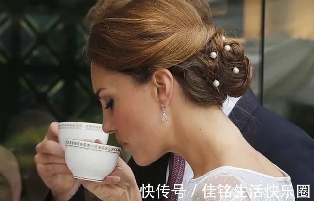 burberry 珠宝首饰还能这样佩戴,这些奇特造型却充满时尚味道,奢华感爆棚!