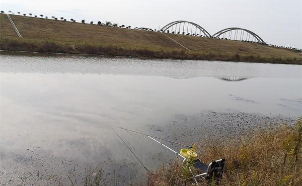 冬季钓鱼,看准风向选时机,北风和南风,哪种风向鱼最好钓?