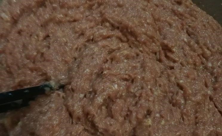 小馄饨肉馅要加生粉吗？看馄饨店主如何调馅，鲜嫩抱团有诀窍