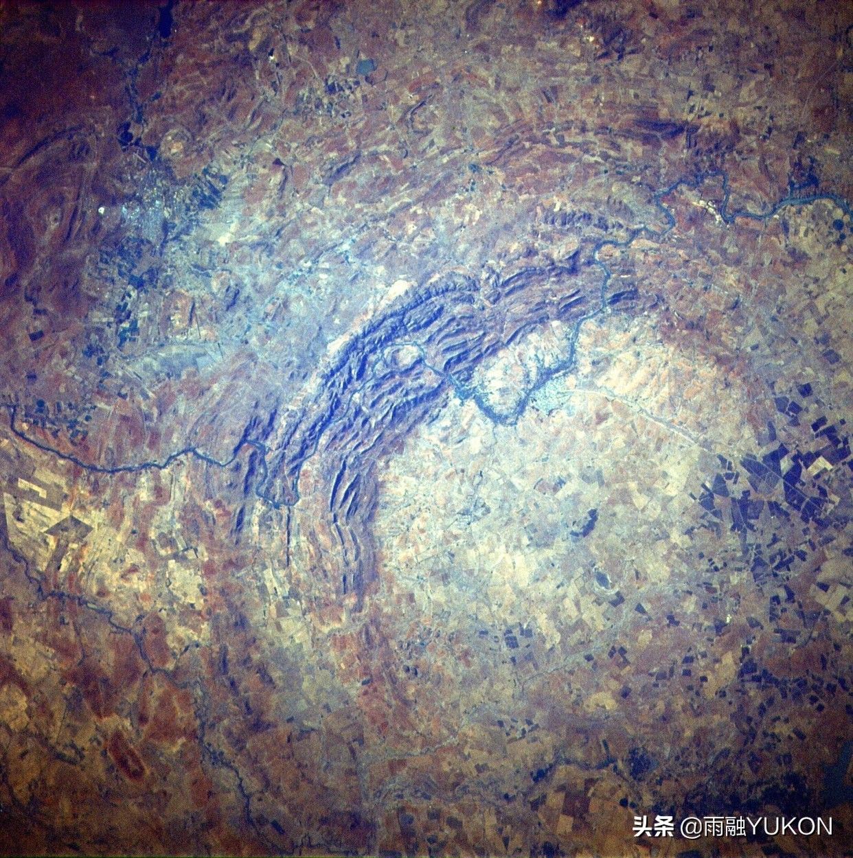 全球第一大陨石坑：直径达30万米，却一直到1990年才被人类发现