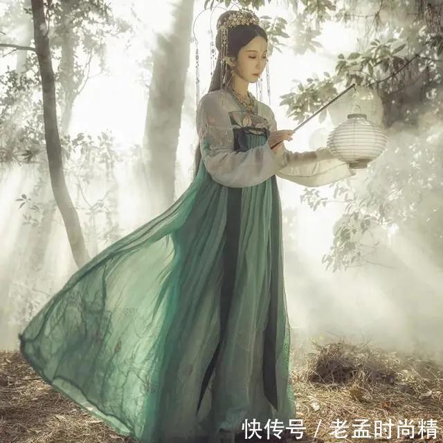 旗袍#不同时代不同的服装特点,汉服有灵气,旗袍显女人味,还有它华丽