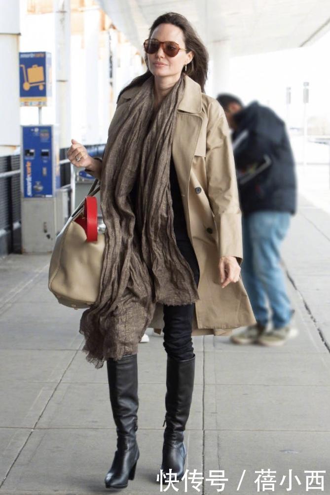 安吉丽娜·朱莉气质太高级，简单穿风衣配围巾出街，就气场开挂