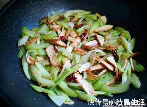 豆干儿|炒芹菜时,不要直接下锅炒!再加这一步,芹菜香脆可口,吃不够