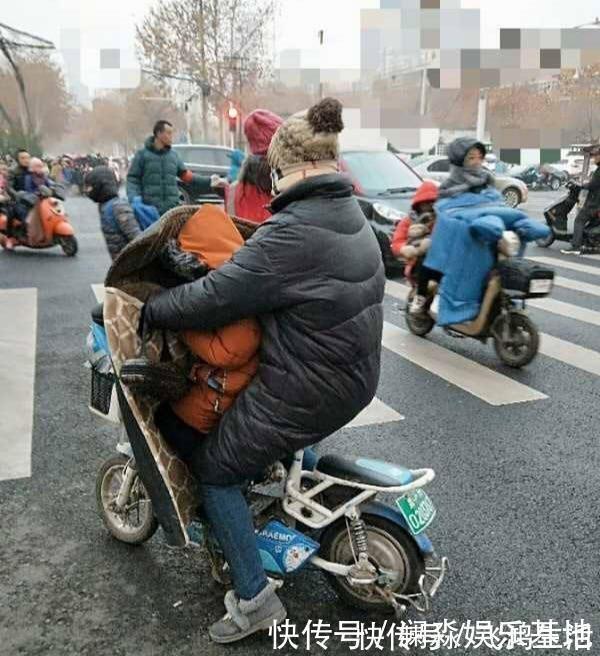 臭臭|1岁娃公交车上憋不住想拉臭臭,妈妈的做法赢得全车人点赞