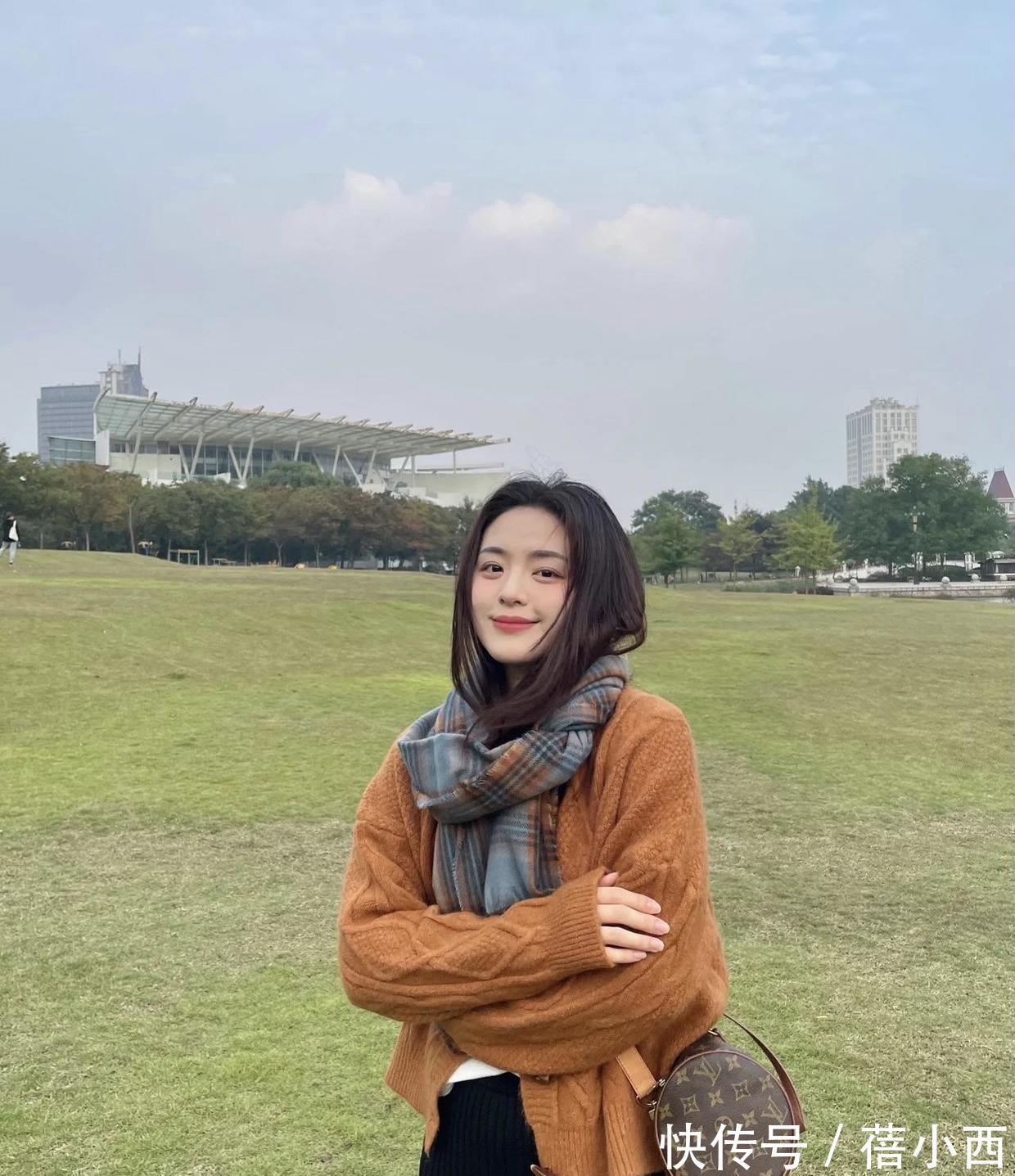 tips|穿“针织开衫”下面搭什么?建议配这3种,学会了你也是时尚博主