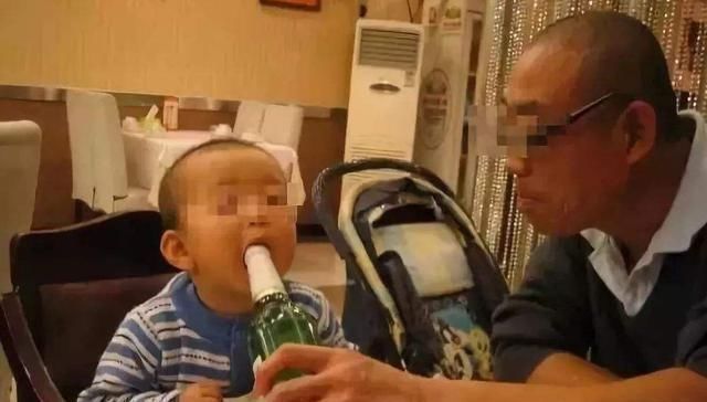 乘客|熊孩子火车上抢别人手机，奶奶选择性忽视，乘客一招让奶奶换车厢