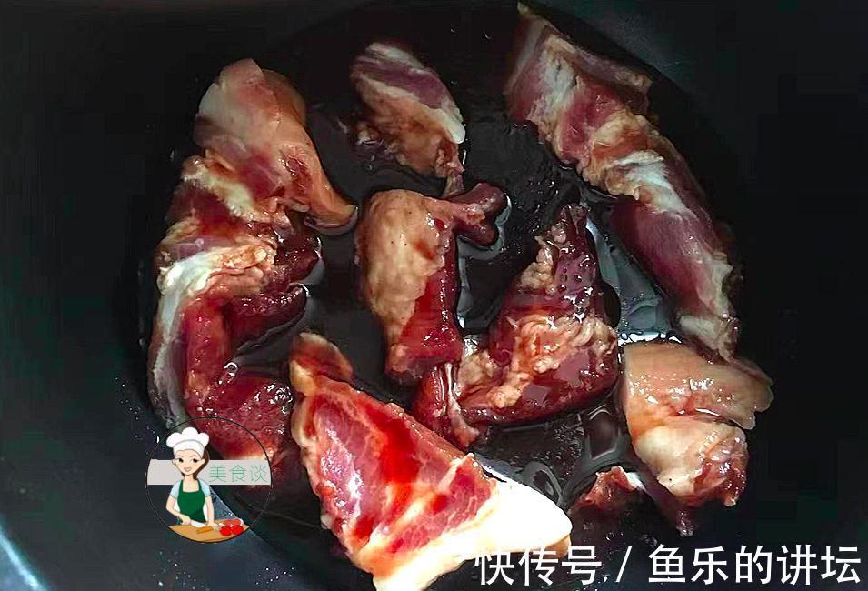 把梅头肉腌制一晚上，放进电饭锅，不加水直接焖，香到渣都不剩下