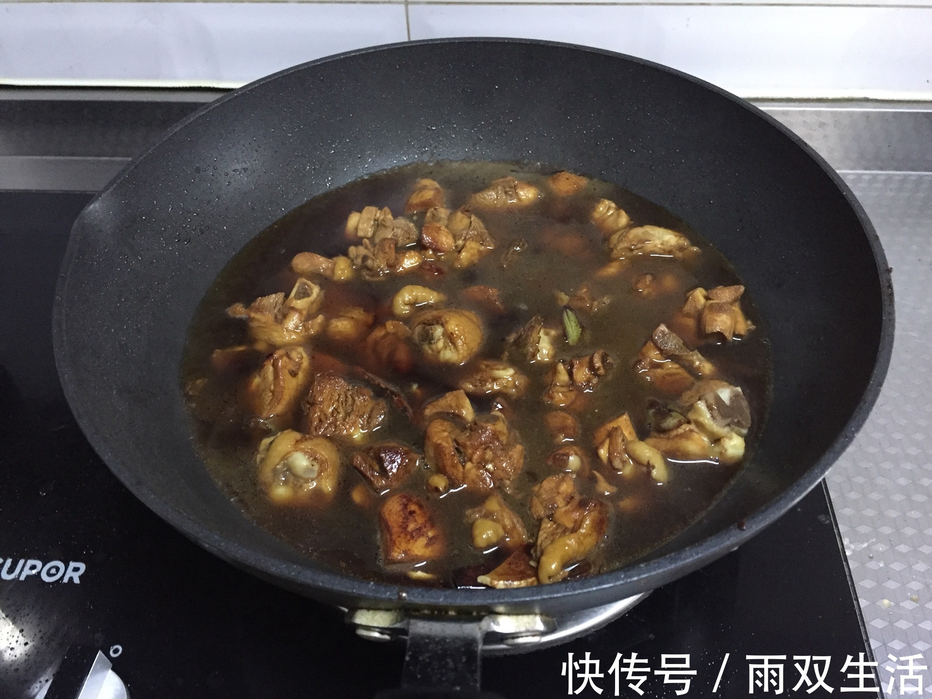 鸡肉|营养丰富的香菇炖鸡,制作简单,香气四溢
