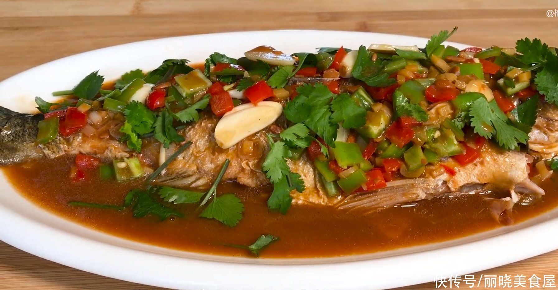 不管煎什么鱼,切记不要直接下锅,教你一招,不粘锅不掉皮