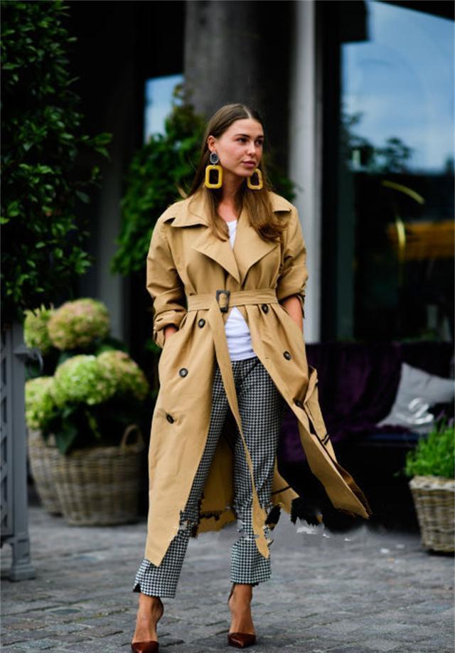 开春别再穿阔腿裤了！现在流行用这条裤子配外套，时髦显瘦上档次