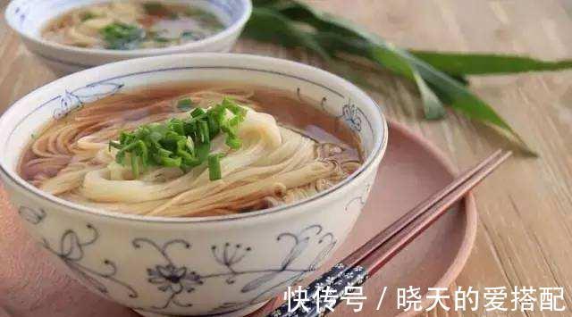 妙招|煮面条时,试试这一妙招,面条爽滑筋道不粘连,汤汁都清香美味