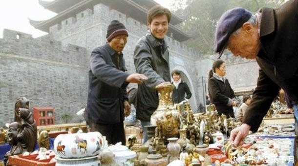 地边摊便宜买回红木盒,不小心弄破露出绿漆,没想到价值翻了百倍