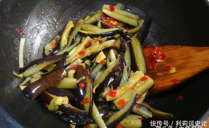 茄子|炒茄子时,不要着急下锅炒,教您一招,茄子炒好不发黑,不油腻