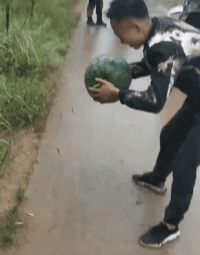 |搞笑GIF动图:老哥你这是叫鱼给钓了吧