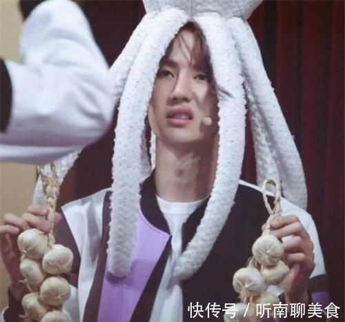 明星的职业假笑,王源、黄明昊还好,看到王一博营业不易,为了生活