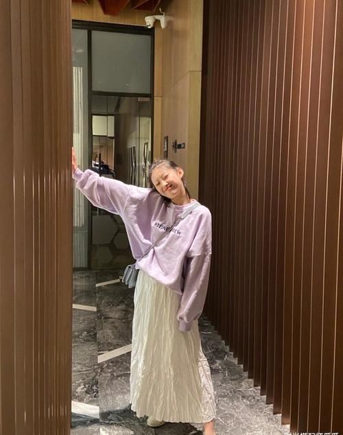 开春穿什么，卫衣+半身裙=时尚穿搭，这样搭配显瘦又显高