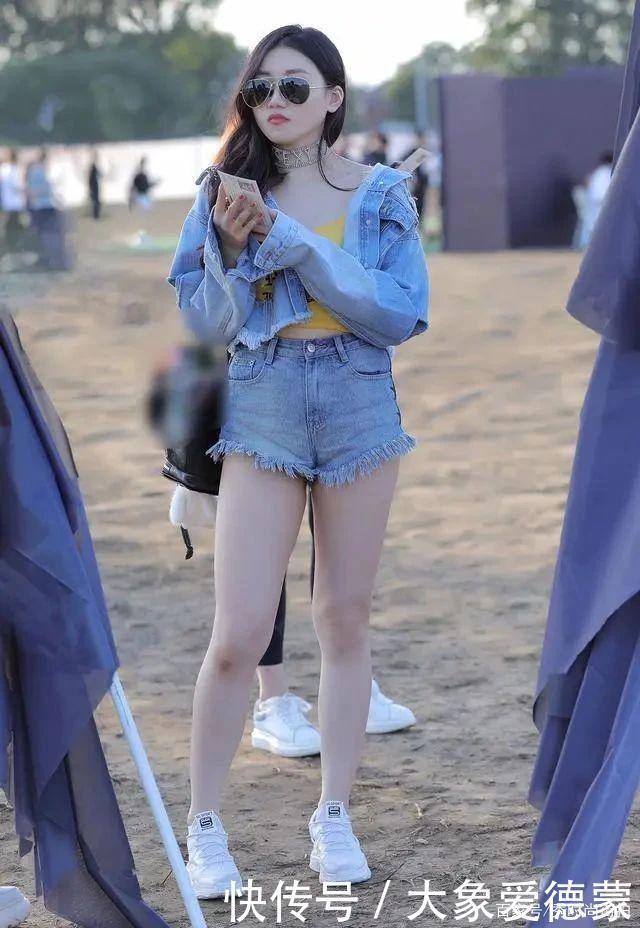 一身简约穿搭的牛仔套装,时尚减龄又显俏皮可爱,尽显微胖的美