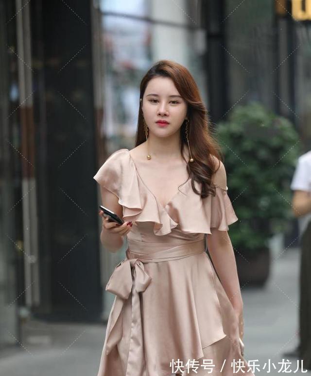 服装者 肤色大花边开肩连衣裙搭配金色链条包款,低调奢华有气质