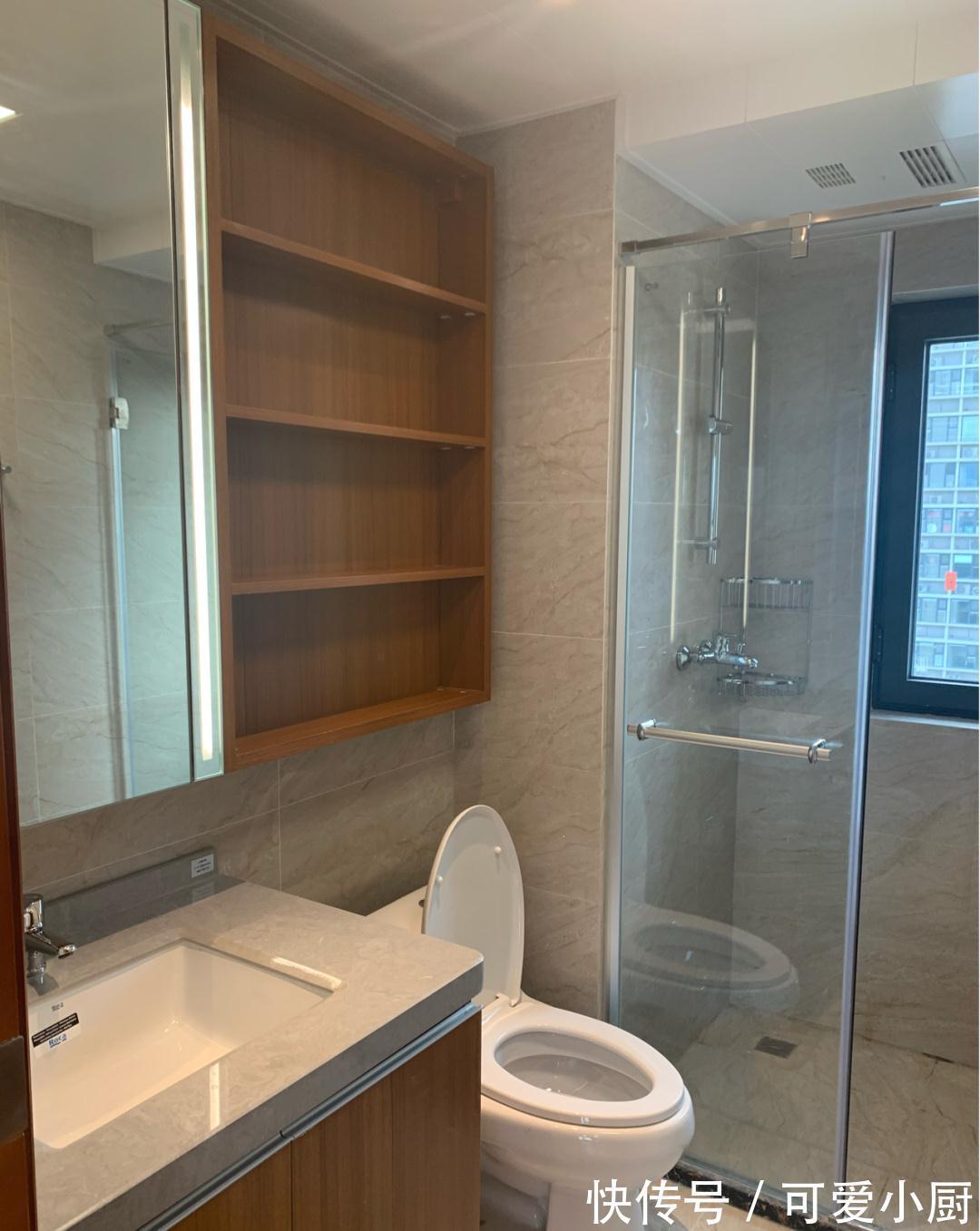 采光|简约精装修新房成功收房,入户餐厅暖灯还不错,全屋采光南北通透