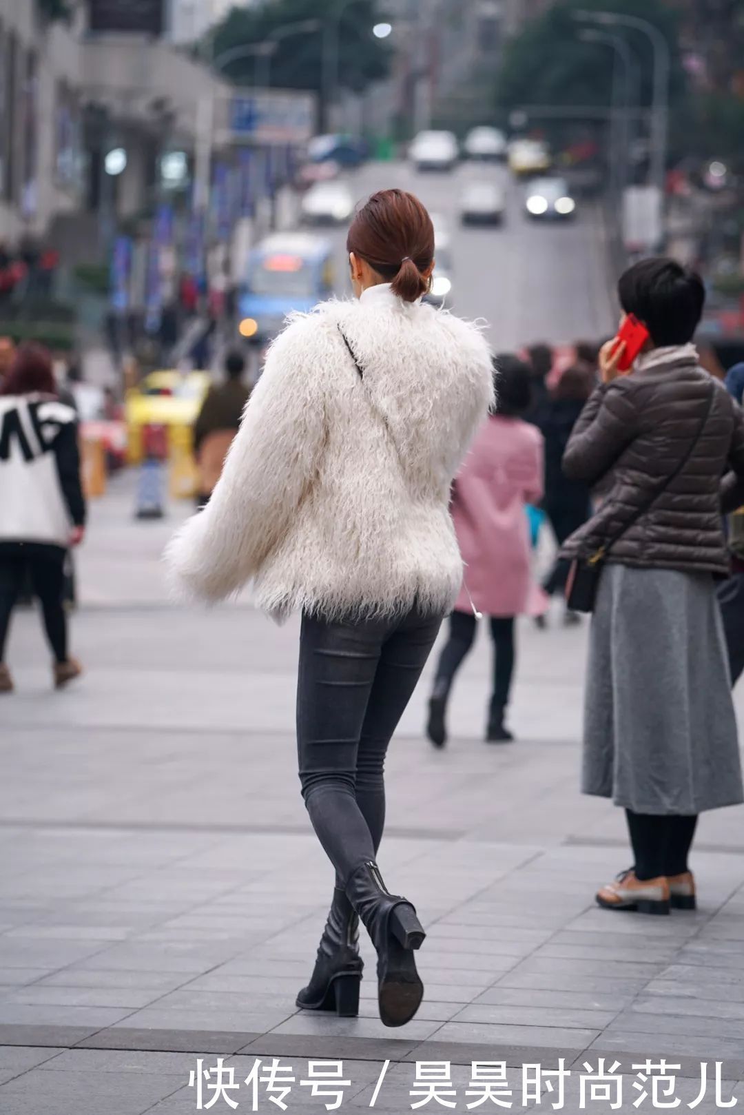 冷风呼啸的冬季,一身皮草外套+短靴穿搭,温暖舒适显高级时尚感