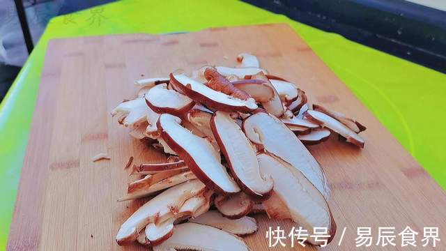 万物皆可炸之酥脆炸香菇,焦香酥脆,妥妥的追剧零食