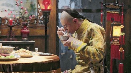 宫廷中|《甄嬛》《如懿》都没说清楚,清朝皇帝后妃每天吃什么?怎么吃?
