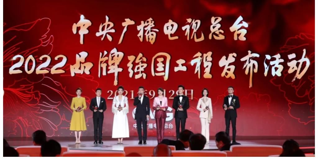 龙洋主持多场央视重大活动，与董卿同台亲和力不输，有接班人潜质