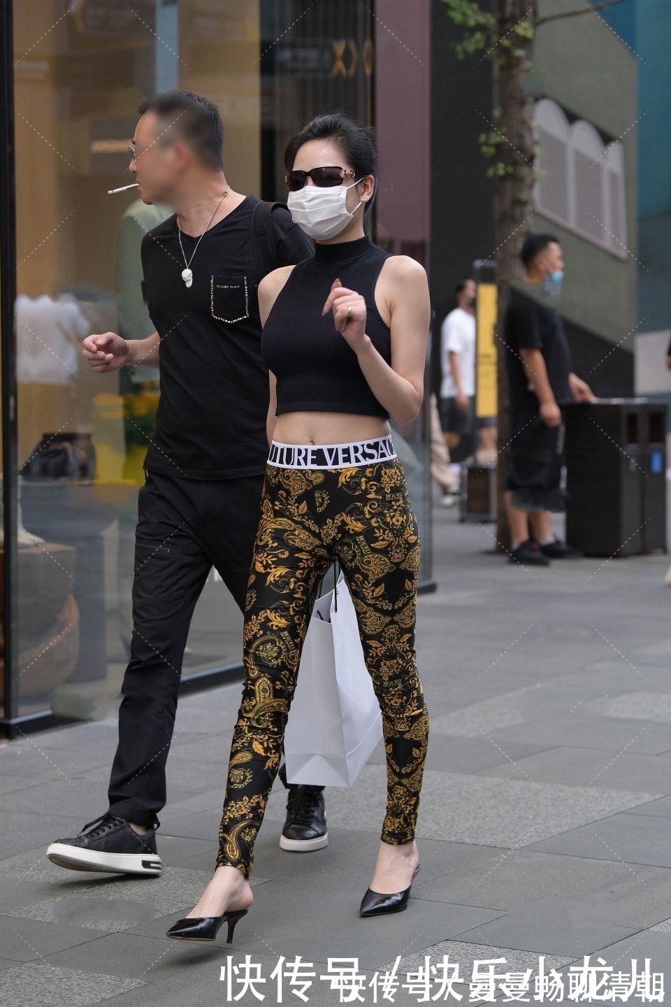 衣服 黑色半高领上衣搭配花纹修身裤,时尚感十足