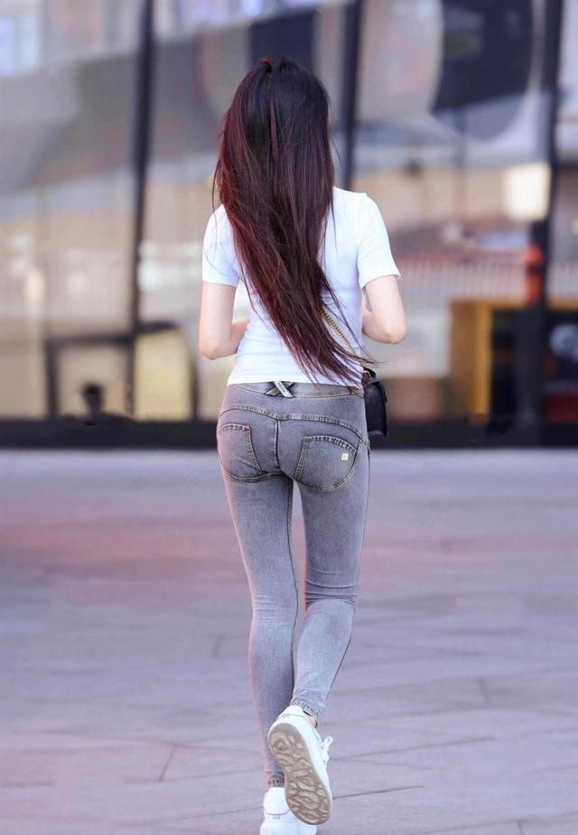 纯白色修身T恤搭配紧身牛仔裤,简单大方又不失优雅,显高又显瘦