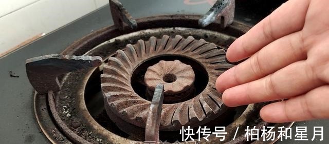 开支|今天才知道,把白醋倒在燃气灶上,一年省出好几百开支,方便实用!