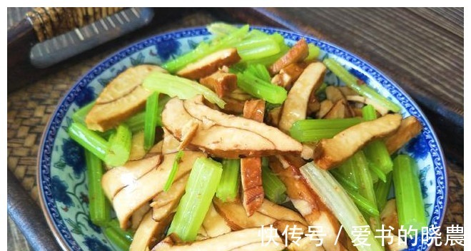 芹菜|三伏天,这道清淡菜要多吃,一盘不过5元钱,香脆又实惠!