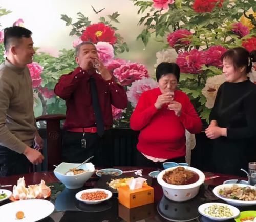 田女士|67岁母亲生女儿,结果宝妈身体年轻20岁,一家3口生活羡煞旁人