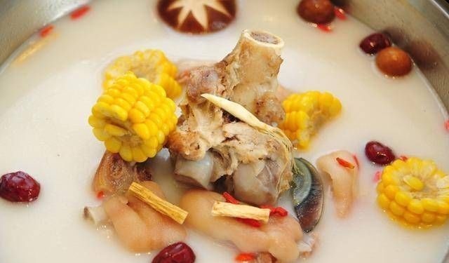 不论炖什么骨头汤,不要直接加水炖,多加这一步,汤汁浓白似牛奶