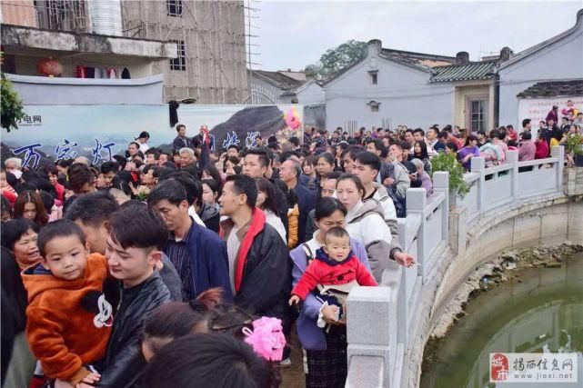 元宵节，揭西村民迎大王爷上金山，老门楼前发利是场面罕见